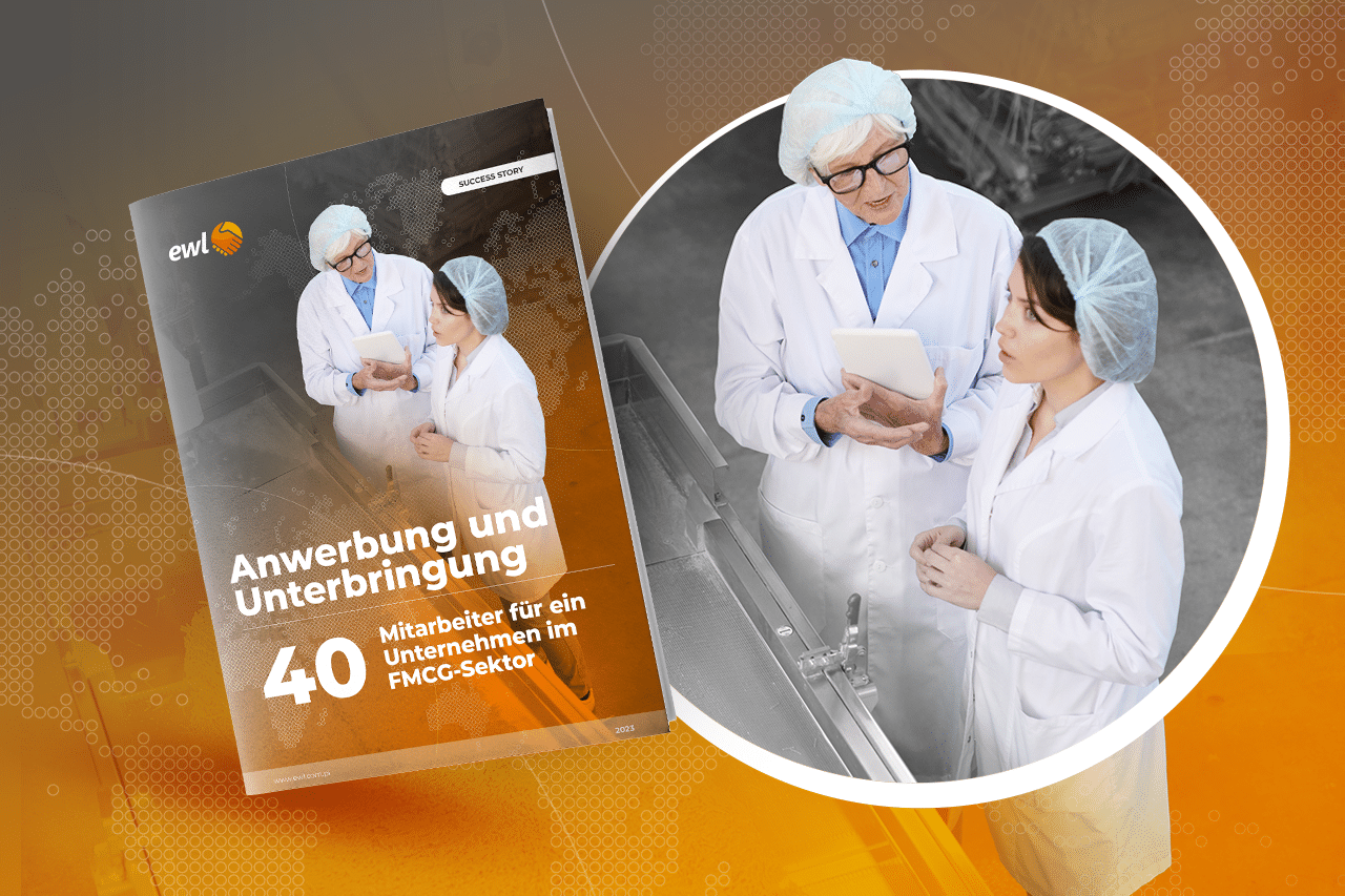 Das Gemälde zeigt das Cover des Heftes mit einem Foto von zwei Personen in einem professionellen Umfeld. Auf dem Cover ist folgender Text zu lesen: "ewl Anwerbung und Unterbringung 40 Mitarbeiter für ein Unternehmen im FMCG-Sektor". In der Nahaufnahme sind zwei Personen zu sehen, die mit Schürzen und Schutzkappen bekleidet sind.