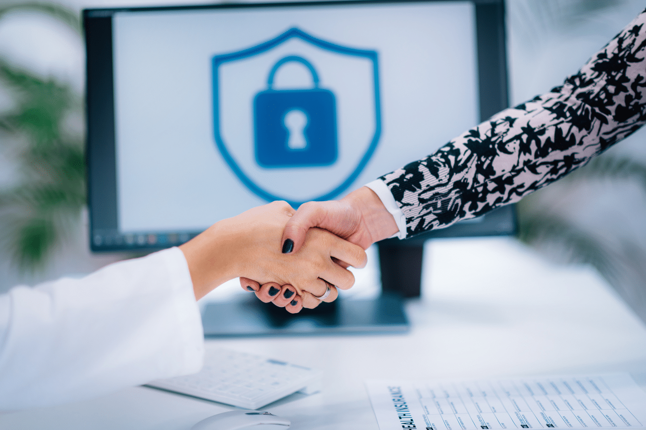 Das Gemälde zeigt zwei Personen, die sich in einem professionellen Umfeld die Hände schütteln. Im Hintergrund ist ein Computermonitor mit einem Schildsymbol mit Vorhängeschloss zu sehen, das auf Themen rund um Datenschutz und Sicherheit im Outsourcing hinweist.